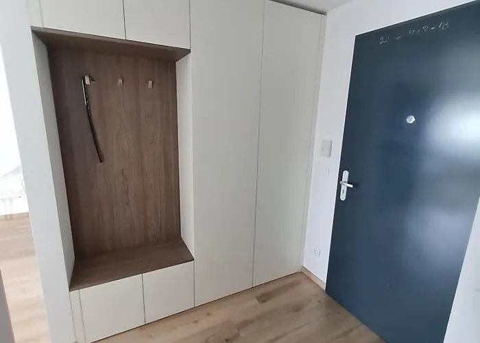 アパート Bright New Build With Garage, Great View